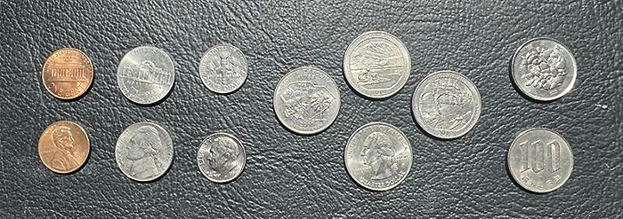 左から1セント、5セント、10セント、25セント、日本の100円玉