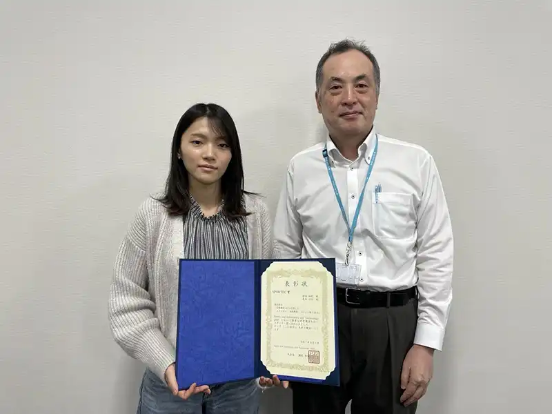 スポンサー賞「SPORTEC賞」を受賞したビジネスイノベーション事業部 ビジネスイノベーション部の神田 柚紀と青木 功介